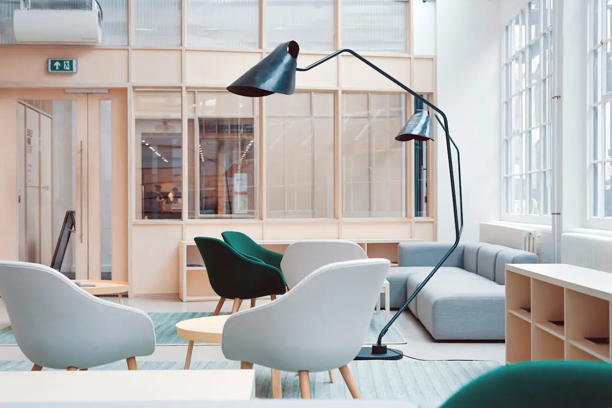 Helle, freundliche Lounge eines modernen Büros