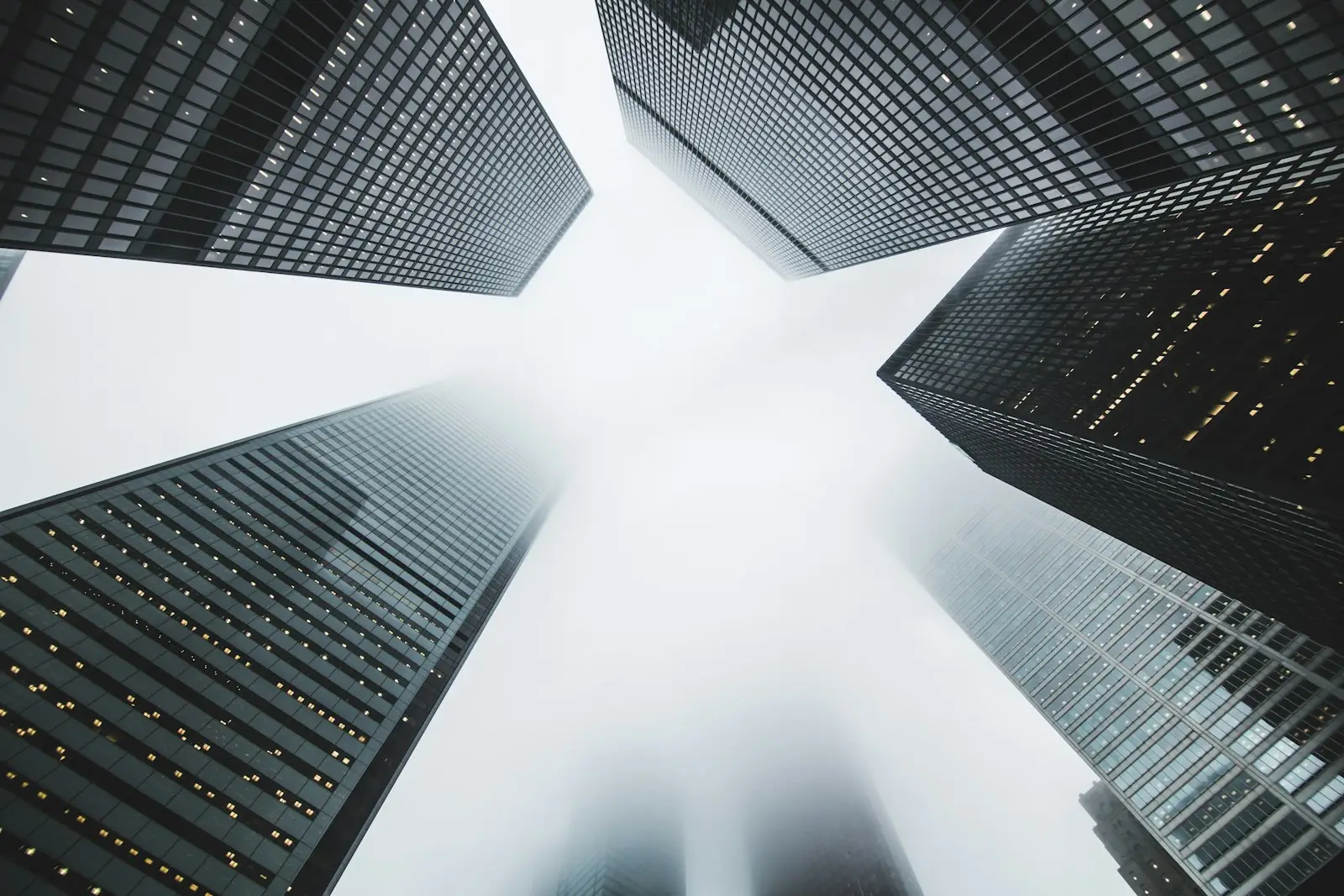 Hochhaustürme im Nebel, Blick nach oben